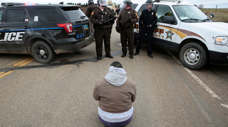 La policía de Dakota del Norte arrestó a 126 personas desarmadas e intentó dispersar la manifestación con gas pimienta.