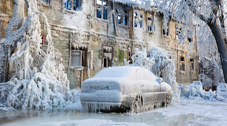 Generalmente durante el invierno los autos deben permanecer encendidos porque si no el combustible se congela y se apagan.