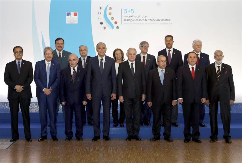 Ministro francés de Exteriores, Jean-Marc Ayrault, junto con su homólogo marroquí, Salaheddine Mezouar.