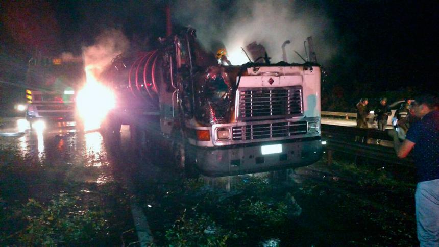 Camiones incinerados este jueves en carretera colombiana.