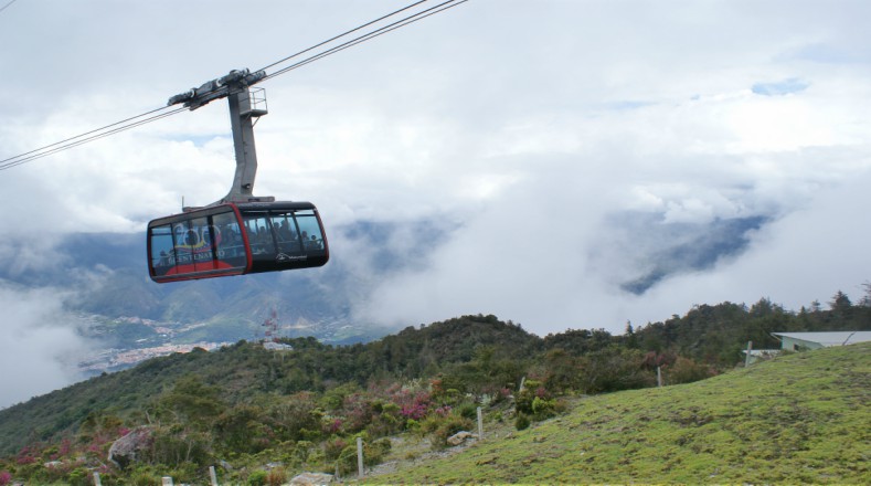 Cinco estaciones y una longitud de 12,5 kilómetros de trayecto hacen del Sistema Teleférico Mukumbarí, el más alto, largo y seguro del mundo. Es una parada obligada para todos los turistas que visiten el estado Mérida.