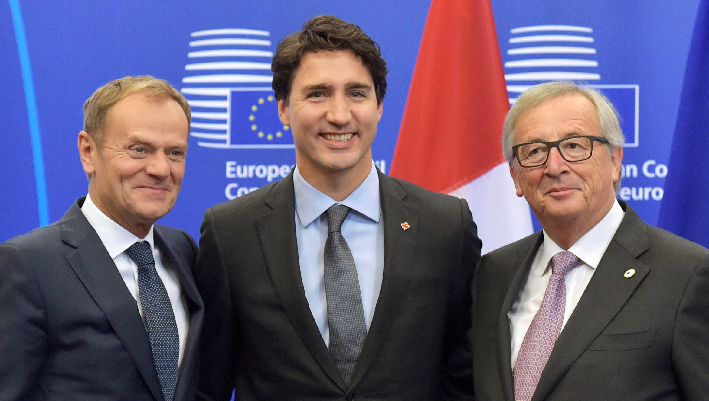 Tusk (i), Trudeau (c) y Juncker (d) firmaron el polémico convenio comercial.