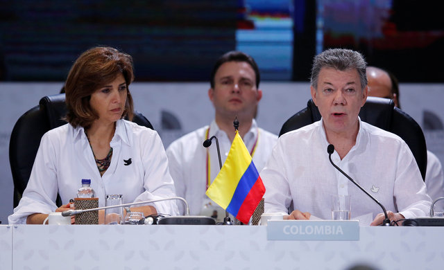 La reunión tuvo lugar en el Ministerio del Interior  donde asistieron el jefe de la oposición, el expresidente colombiano Álvaro Uribe, el exprocurador Alejandro Ordóñez, entre otros.