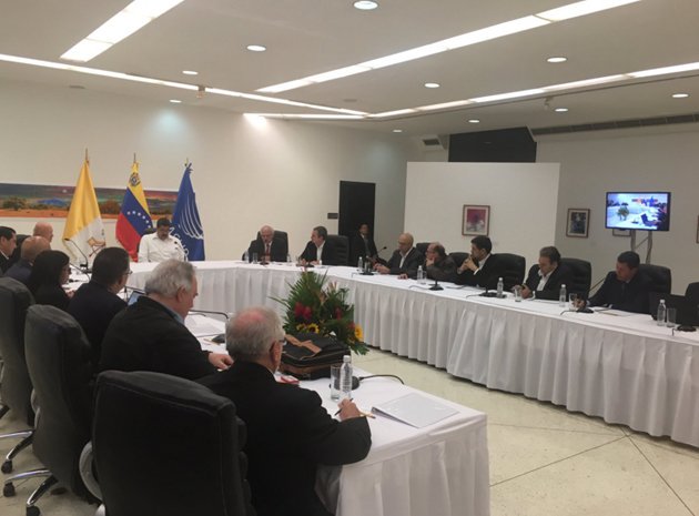 Mesa de diálogo gobierno-oposición en Venezuela.