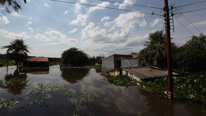 La crecida del río Paraguay, ha causado la evacuación de unas 100 mil personas en Asunción.
