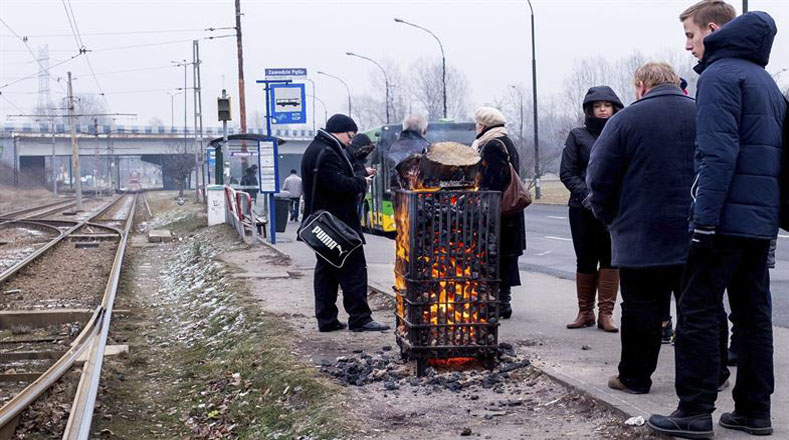 Los polacos le han hecho frente al frío con hogueras improvisadas en las calles. 