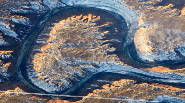 El fragmento del Río Verde (Green River) a su paso por Utah, Estados Unidos, fotografiado por un astronauta desde la Estación Espacial Internacional recuerda a la letra "a".