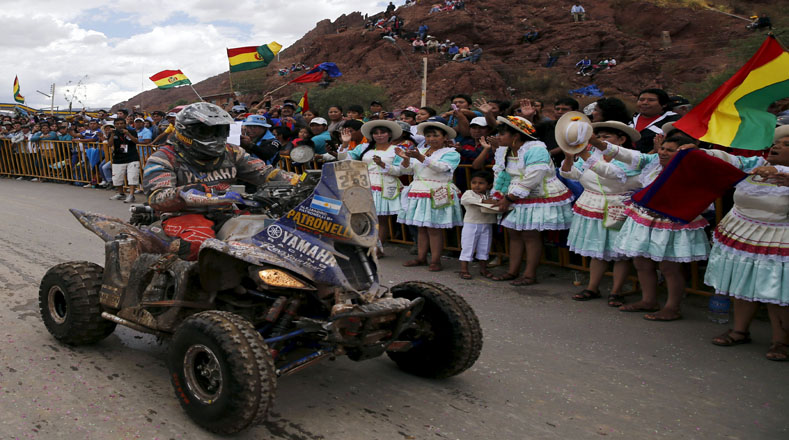 Mujeres bolivianas animan al competidor ruso Serguei Karyakin durante la séptima etapa del Rally Dakar 2016.