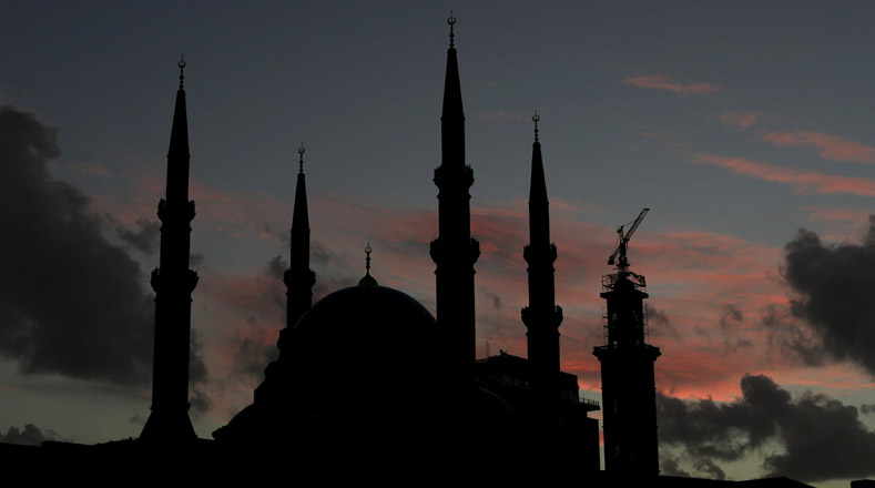 Vista de la mezquita Mohammed Al-Amin durante la puesta de sol en Beirut (Líbano). 