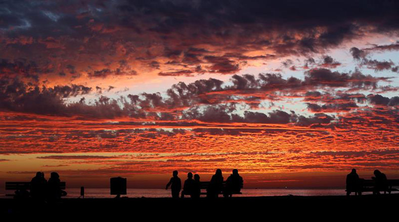  Así se vio la puesta de sol en una playa en la Franja de Gaza (Palestina).
