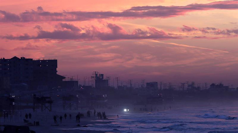 Puesta de sol en una playa en la Franja de Gaza (Palestina).