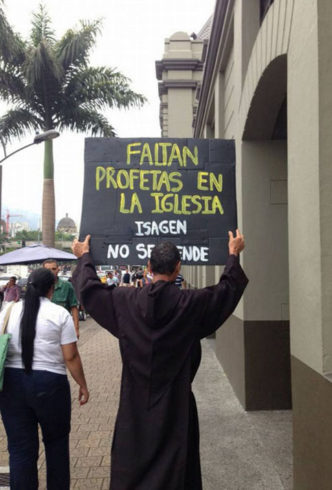 Religiosos piden a la comunidad católica sumarse a la defensa de la empresa colombiana.