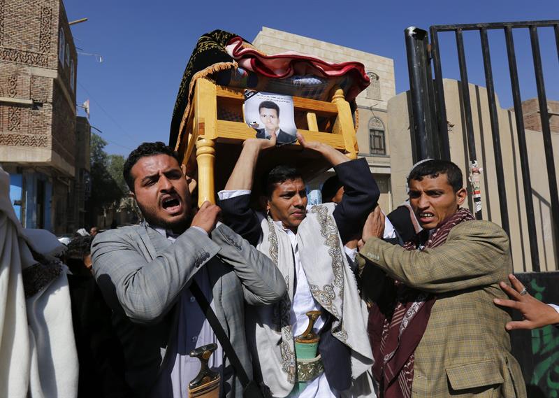 A pesar del avance, la coalición árabe que encabezan los saudíes continúa sus ataques contra la población yemení.