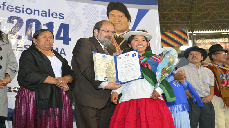 El Gobierno boliviano destina hasta 14 por ciento de su presupuesto en educación para llevar a cabo planes como el formar a 82 mil maestros dentro del Programa de Formación Complementaria para Maestros en Ejercicio (Profocom) o la creación de universidades indígenas en las que se presenta un nuevo modelo educativo a través de la inclusión etnográfica de las que ya han egresado 118 nuevos miembros formados en lenguas nativas.  