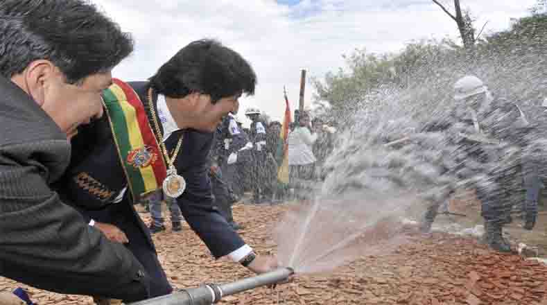 Hasta enero de 2015, el presidente boliviano le ha garantizado el acceso de agua potable a 85,2 por ciento de la población que vivió hasta una "Guerra del Agua" encabezada por el Banco Mundial de la mano de la compañía Bechtel. 