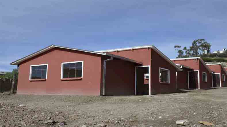 Hasta 2015 se tenían programadas 20 mil viviendas sociales para su construcción, de las cuales se han entregado más de ocho mil. El mandatario boliviano se trazó la meta para 2020 de 200 mil hogares. Solo este año se invertirán 318 millones de dólares para la construcción de 25 mil casas. 