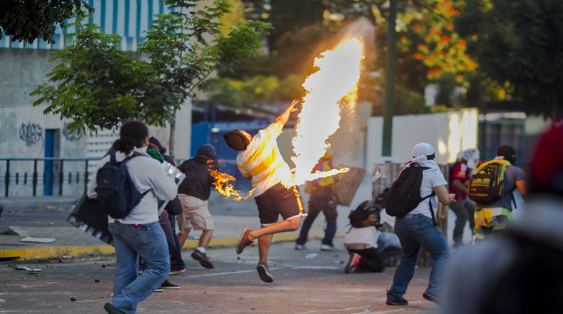 Con el firme objetivo de derrocar al Gobierno de Maduro a través de un golpe suave, los dirigentes de ultraderecha exhortaron a ese sector venezolano no abandonar las calles hasta lograr su objetivo.