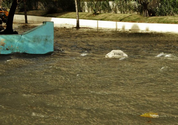 Zonas bajas del litoral habanero se encuentran inundadas.