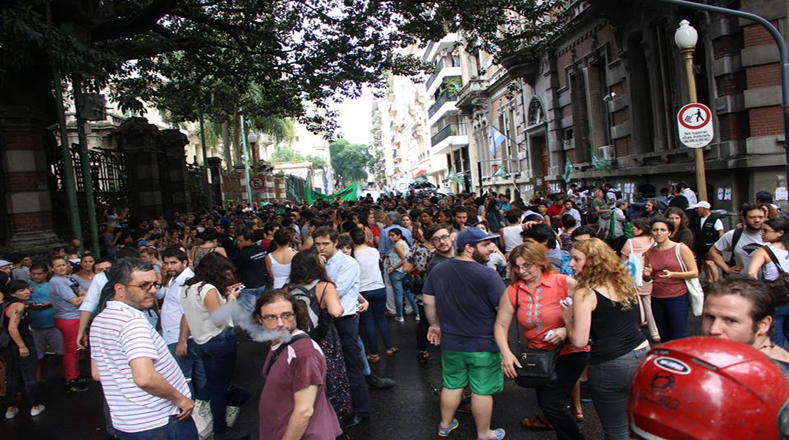 Se multiplican las movilizaciones en Argentina en contra de los despidos