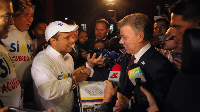 El presidente colombiano compartió con el líder de la marcha de víctimas de la confrontación entre el Ejército Nacional y los insurgentes FARC-EP, John Jairo Hoyos.