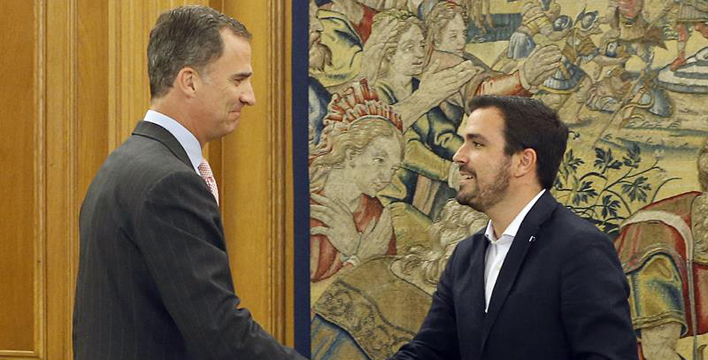 Felipe VI (izquierda) se reunió con Alberto Garzón (derecha), como parte de la primera ronda de consultas.