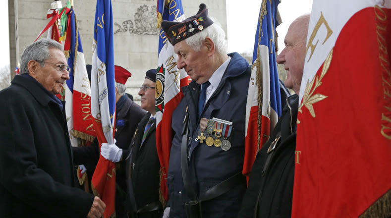 Raul Castro saludó a veteranos del Ejército francés