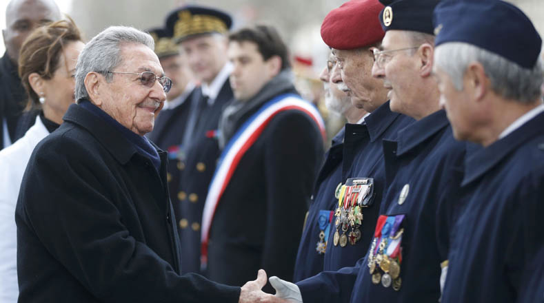 El mandatario cubano se reunió con veteranos de guerra en Francia. 