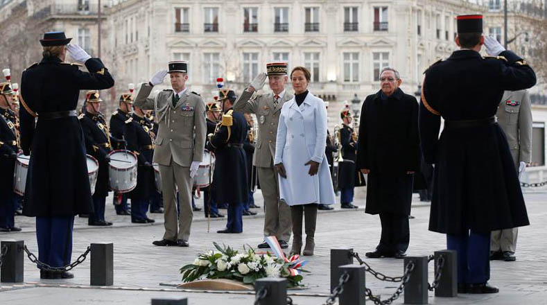 Raul Castro rindió honores a los militares franceses.