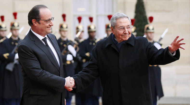 Raúl Castro fue recibido por el presidente Hollande en el Palacio del Elíseo, en París.