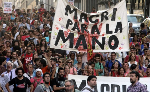 Las protestas por los despidos masivos se incrementan en la nación suramericana.