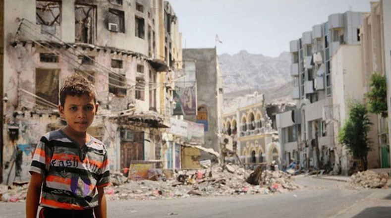 Abdullah también le tomó fotografías a sus amigos, como Ommar, un niño de 13 años, quien comentó:  "Detrás de mí están los restos de hermosos lugares que solía ir a la gente, donde  solía saludar cada mañana cuando volví de la escuela. Ahora todo se ha ido. Lo que queda son sólo recuerdos. Por favor, detener la guerra en todas partes en Yemen ". 