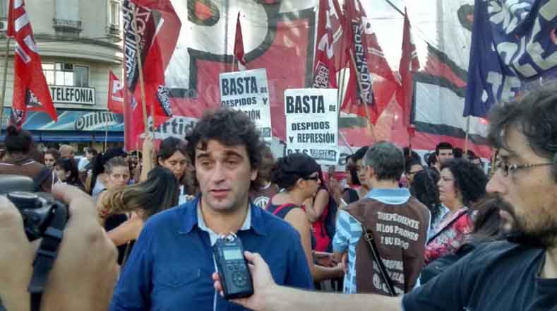 Los seguidores del Frente de Izquierda consideran que el despido de Morales constituye una persecución política en su contra.