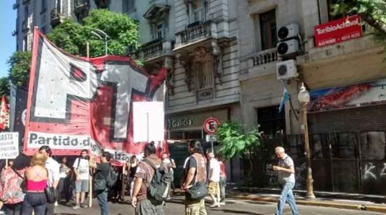 El corte se realizó en la avenida Santa Fe 900 en Buenos Aires, donde los protestantes elevaron sus pancartas en contra de la medida.