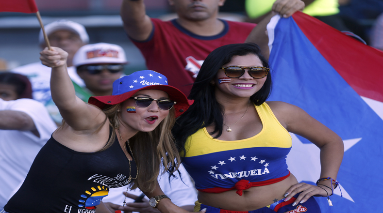 Seguidoras de Los Tigres de Aragua apoyan a su equipo ante Los Cangrejeros de Santurce.