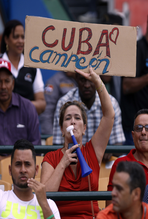 Una mujer apoya a Cuba en el juego entre los Venados de Mazatlán de México y Ciego de Ávila de Cuba 