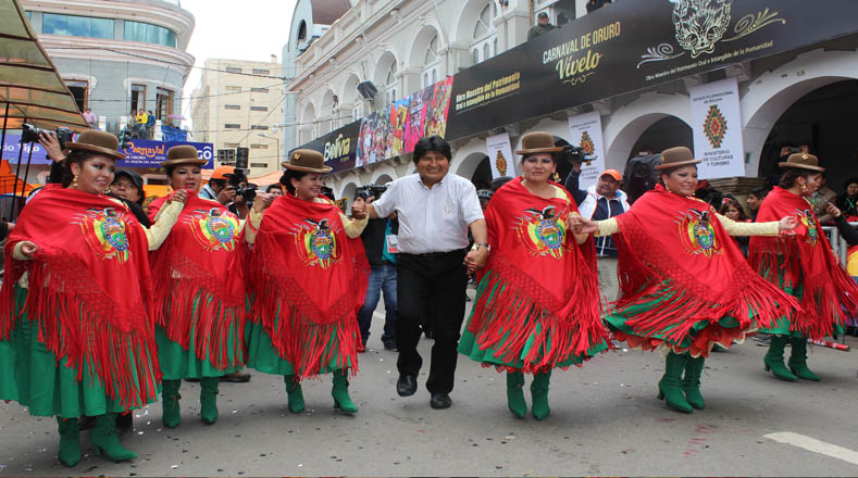El presidente de Bolivia, Evo Morales, participa en las actividades del Carnaval de Oruro.