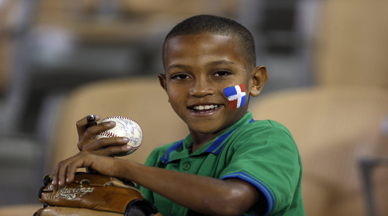 Un niño dominicano sostiene una bola autografiada en el estadio Quisqueya de Santo Domingo (República Dominicana). 