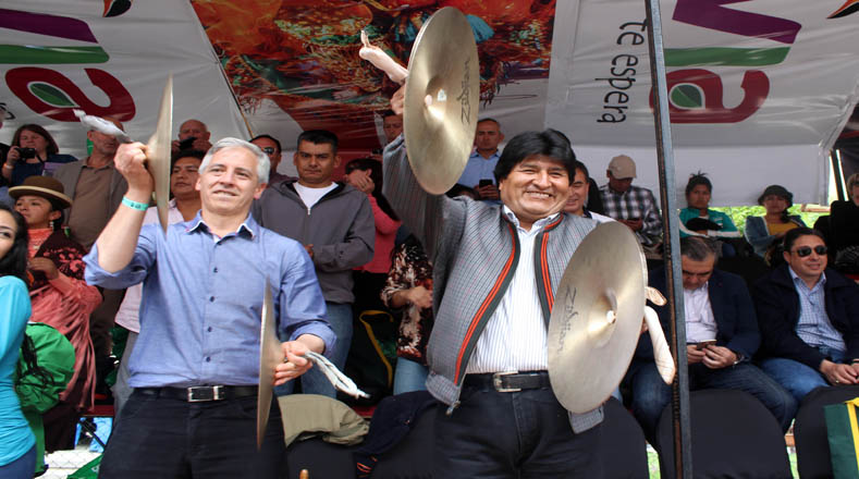 El vicepresidente Álvaro García Linera junto al presidente Morales, disfruta al son de la música de las distintas bandas musicales que hacen su desfile por la tribuna principal. 