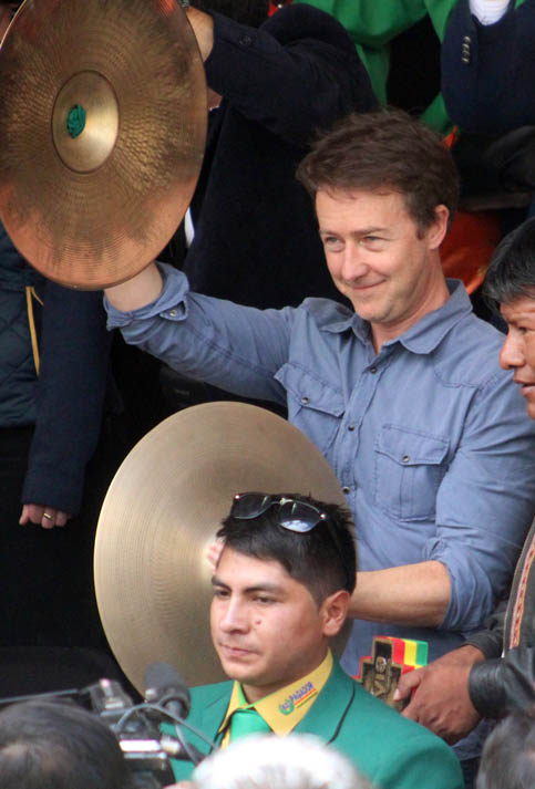 El actor estadounidense Edward Norton, disfruta el desfile de Carnaval de Oruro, manifestó sentirse maravillado con la fiesta.