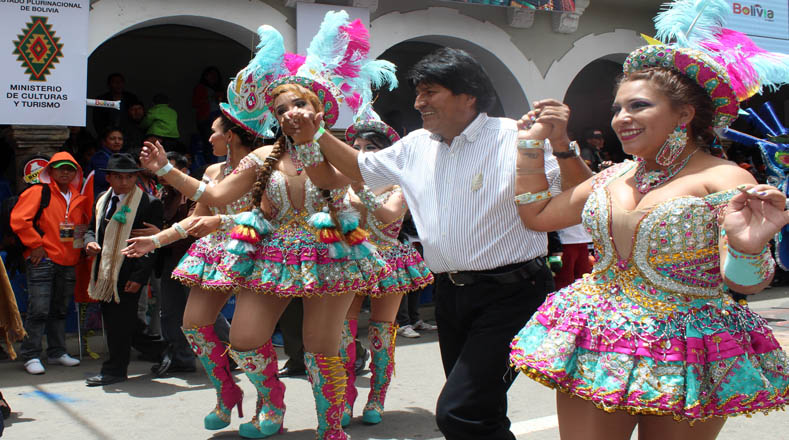 La "Entrada de Carnaval" de Oruro es una peregrinación de al menos 51 fraternidades folklóricas que concluye a los pies de la Virgen del Socavón.