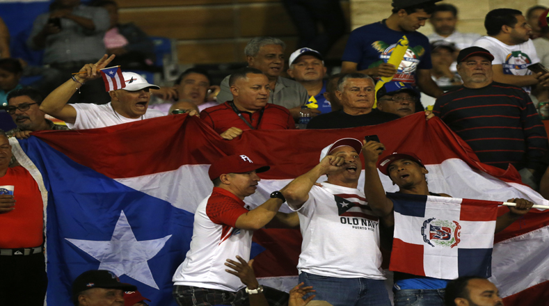 Aficionados de República Dominicana se toman los famosos selfies durante un partido entre Leones del Escogido y Cangrejeros de Santurce. 