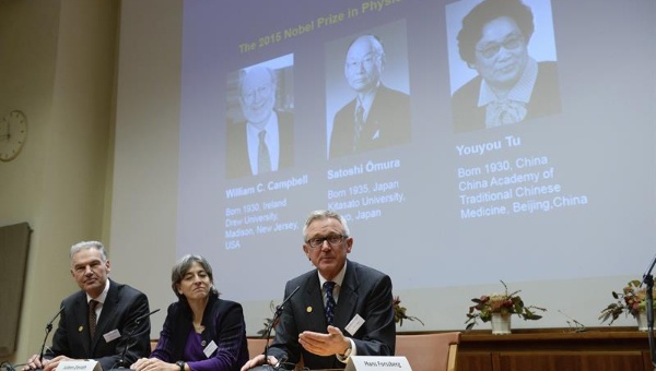 Miembros del Comité del Instituto Karolinska anunciando a los galardonados del Premio Nobel de Medicina 2015.