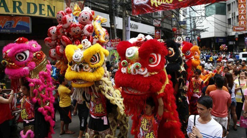 Un grupo de leones baila para recibir el Año Nuevo Chino en el barrio chino de Manila, Filipinas.