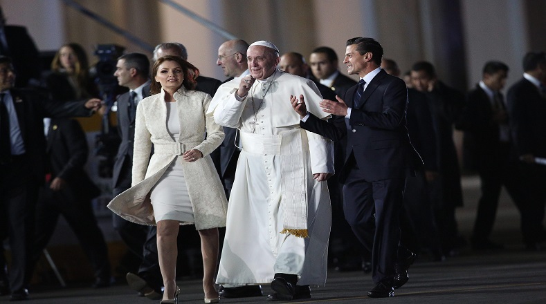 El sumo pontífice fue recibido por el mandatario mexicano y la primera dama.