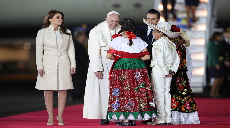 Niños y jóvenes se acercaron al Papa para conversar y darle la bienvenida.