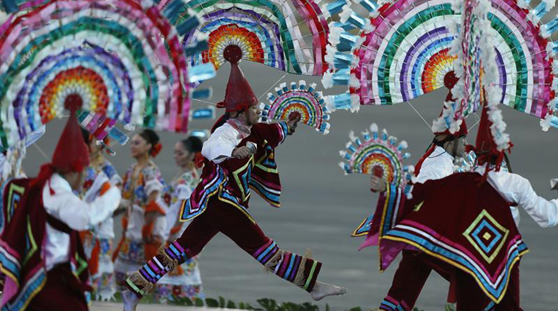 Bailarines interpretaron una danza tradicional antes de la llegada del papa Francisco.