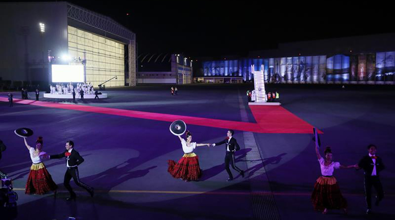 Los bailes se realizaron en el hangar donde fue recibido el papa Francisco.
