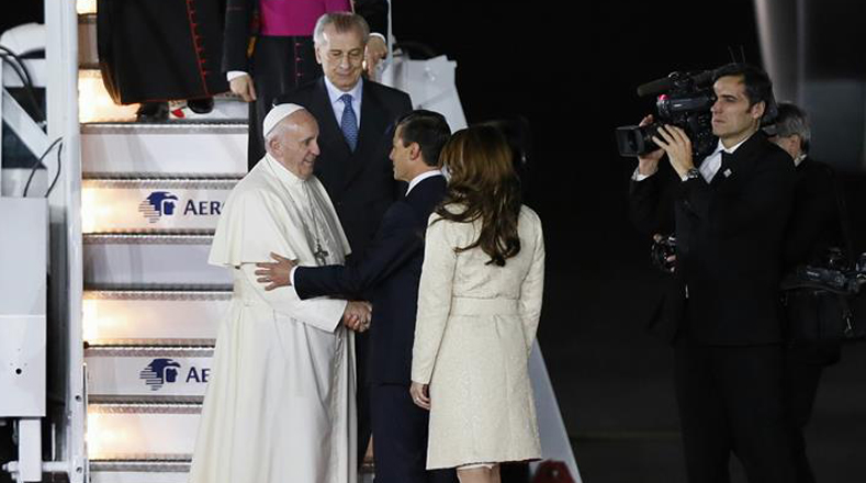 El papa Francisco fue recibido por el presidente Enrique Peña Nieto y su esposa Ángelica Rivera.