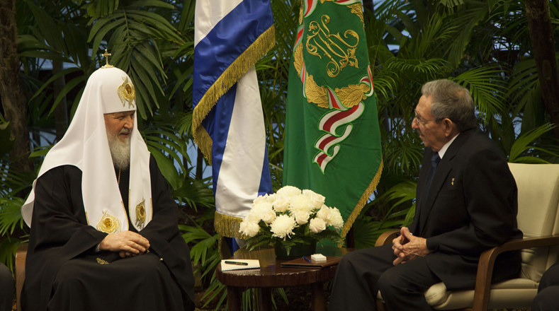El presidente de Cuba, Raúl Castro, recibió al patriarca ortodoxo de Rusia, Kirill, en el Palacio de la Revolución en La Habana.