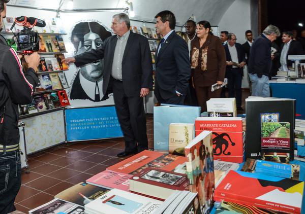 En la Feria del Libro de Cuba participan 325 escritores y artistas, alrededor de 380 editores distribuidores y directivos de gremios y asociaciones que representan a 37 países de todos los continentes.